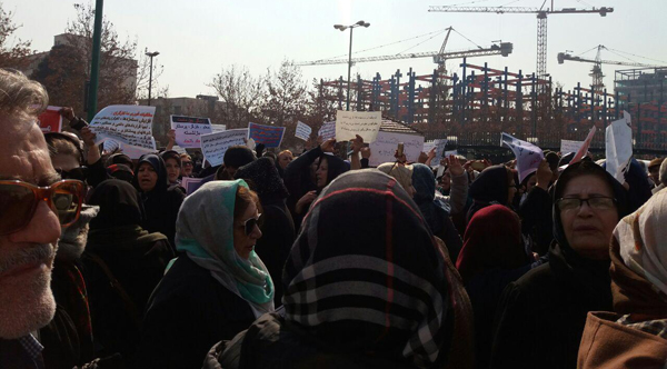 تجمع اعتراضی هزاران نفر مقابل مجلس آخوندی